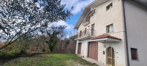 casa indipendente in vendita a Castelfranci