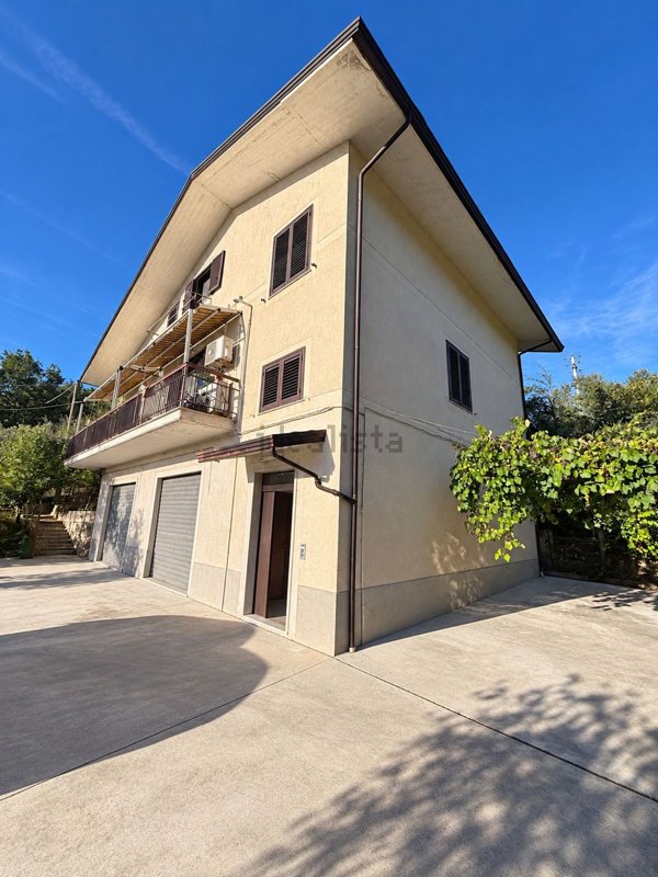 casa indipendente in vendita a Castelfranci