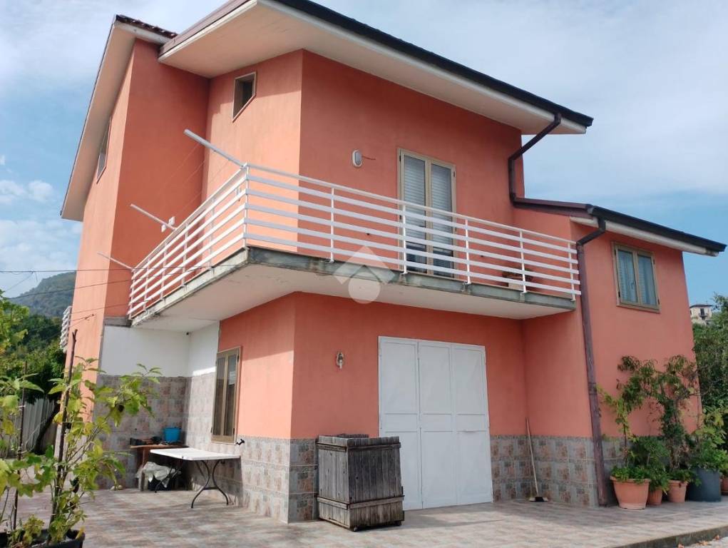 casa indipendente in vendita a Castelvetere sul Calore