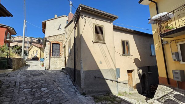 casa indipendente in vendita a Castelvetere sul Calore in zona Vioni
