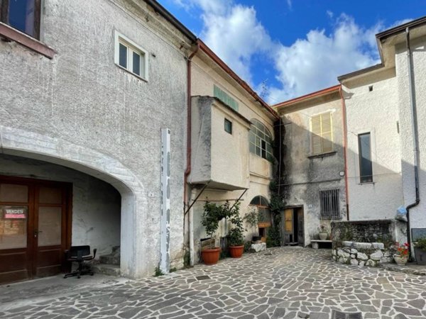 casa indipendente in vendita a Cervinara in zona Trescine