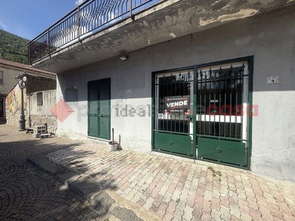 locale commerciale in vendita a Cervinara