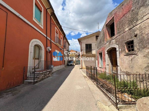 intera palazzina in vendita a Cervinara in zona Trescine