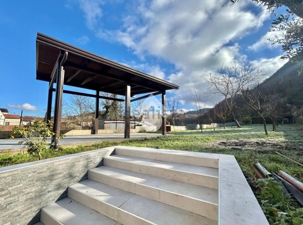 casa indipendente in vendita a Cervinara in zona Valle