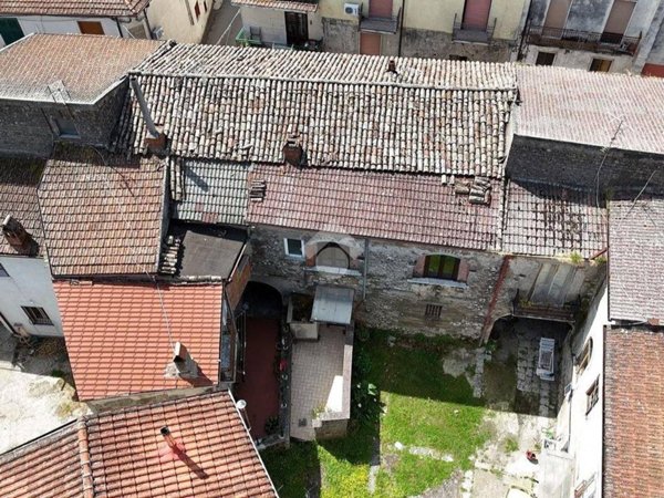casa indipendente in vendita a Cervinara in zona Trescine