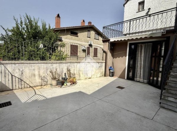 casa indipendente in vendita a Cervinara in zona Pirozza