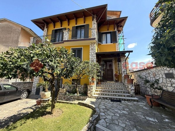 casa indipendente in vendita a Cervinara in zona Trescine