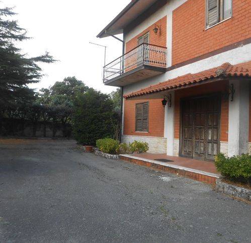 casa indipendente in vendita a Chiusano di San Domenico