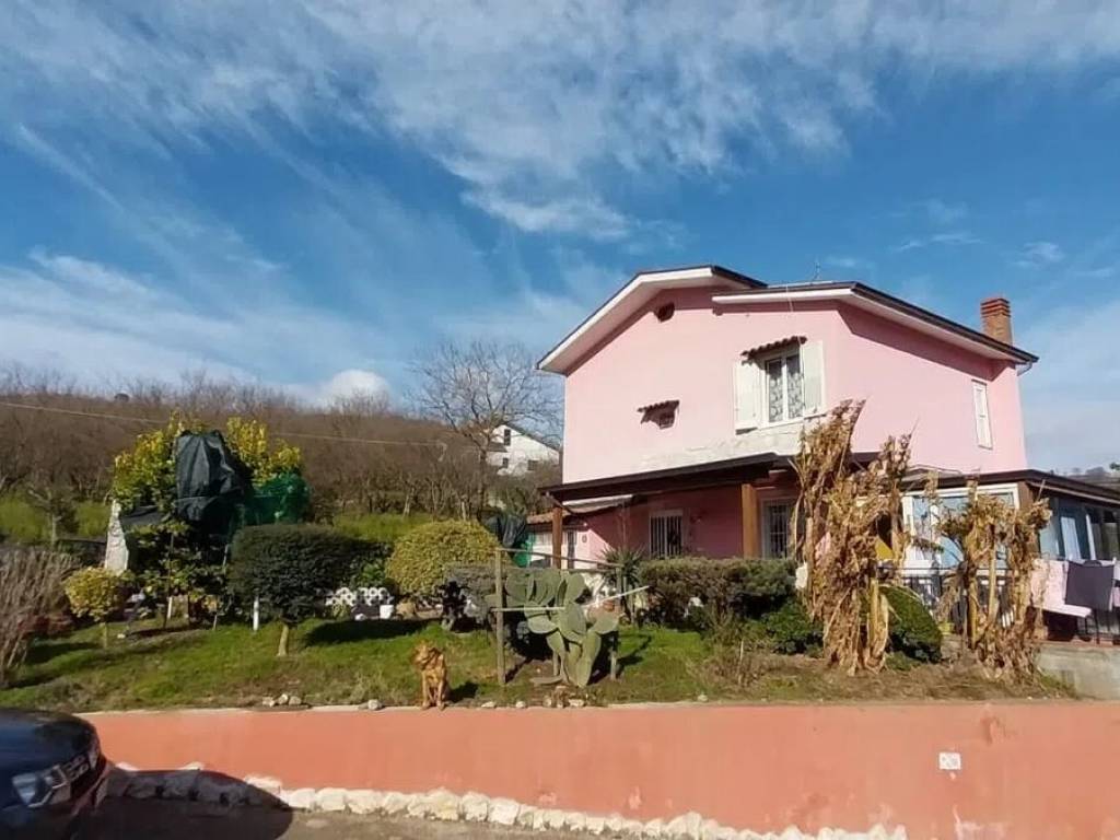 casa indipendente in vendita a Contrada
