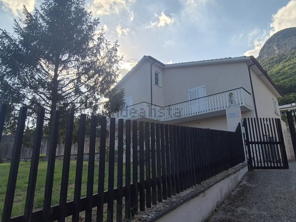 casa indipendente in vendita a Contrada