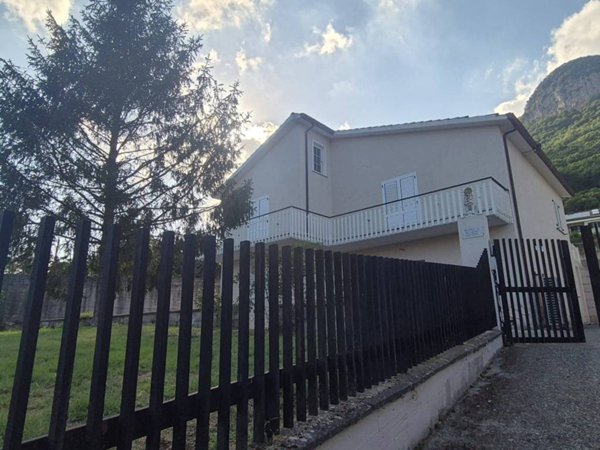 casa indipendente in vendita a Contrada
