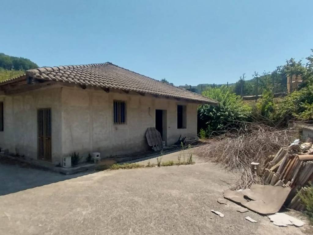 casa indipendente in vendita a Contrada