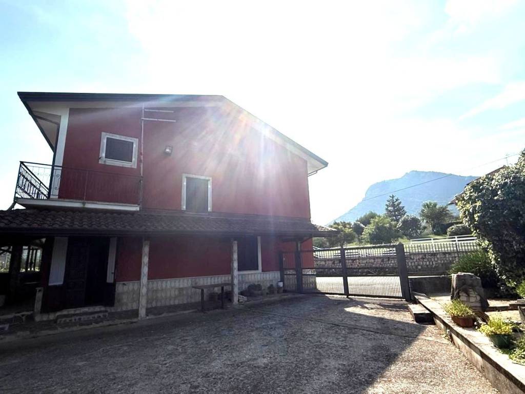 casa indipendente in vendita a Contrada