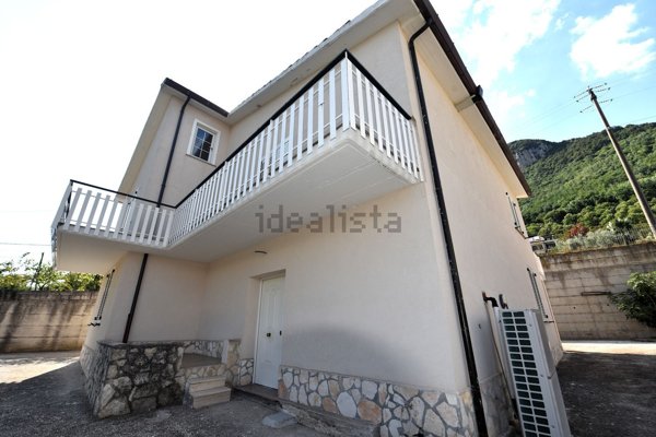 casa indipendente in vendita a Contrada