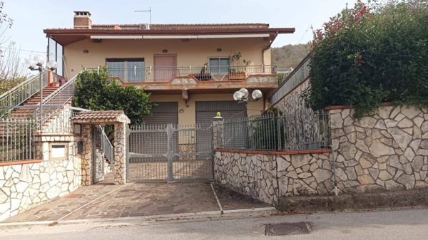 casa indipendente in vendita a Contrada