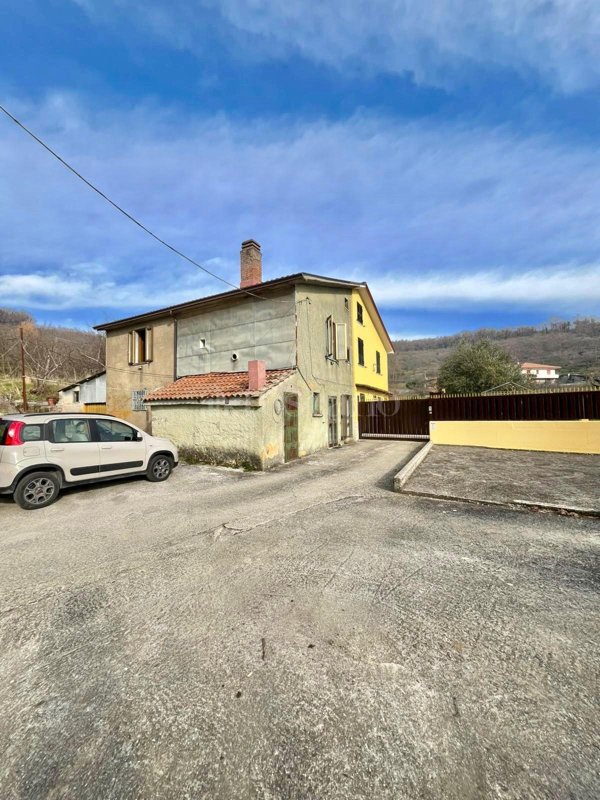 casa indipendente in vendita a Contrada