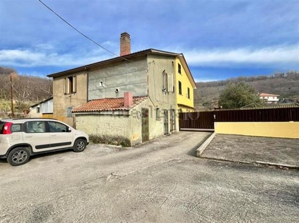 casa indipendente in vendita a Contrada