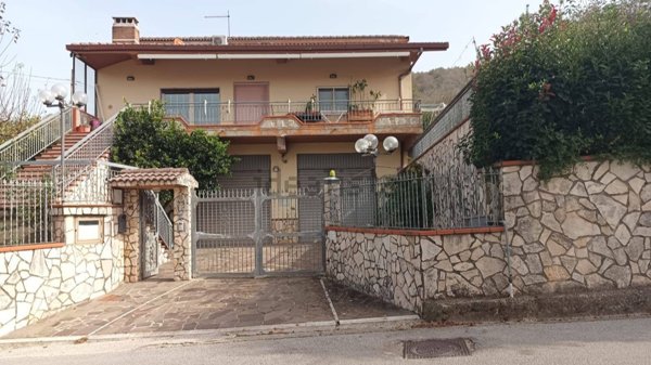 casa indipendente in vendita a Contrada