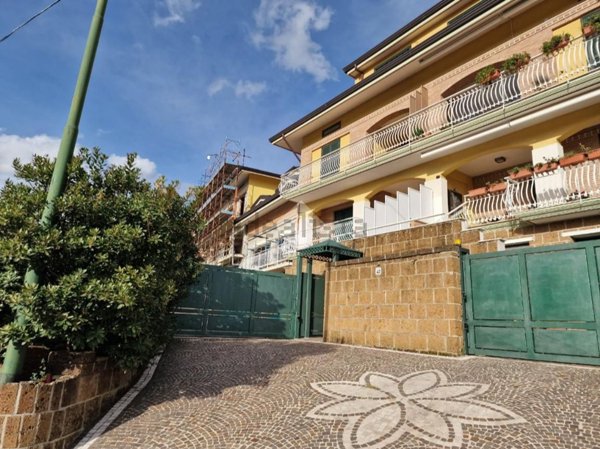 casa indipendente in vendita a Contrada