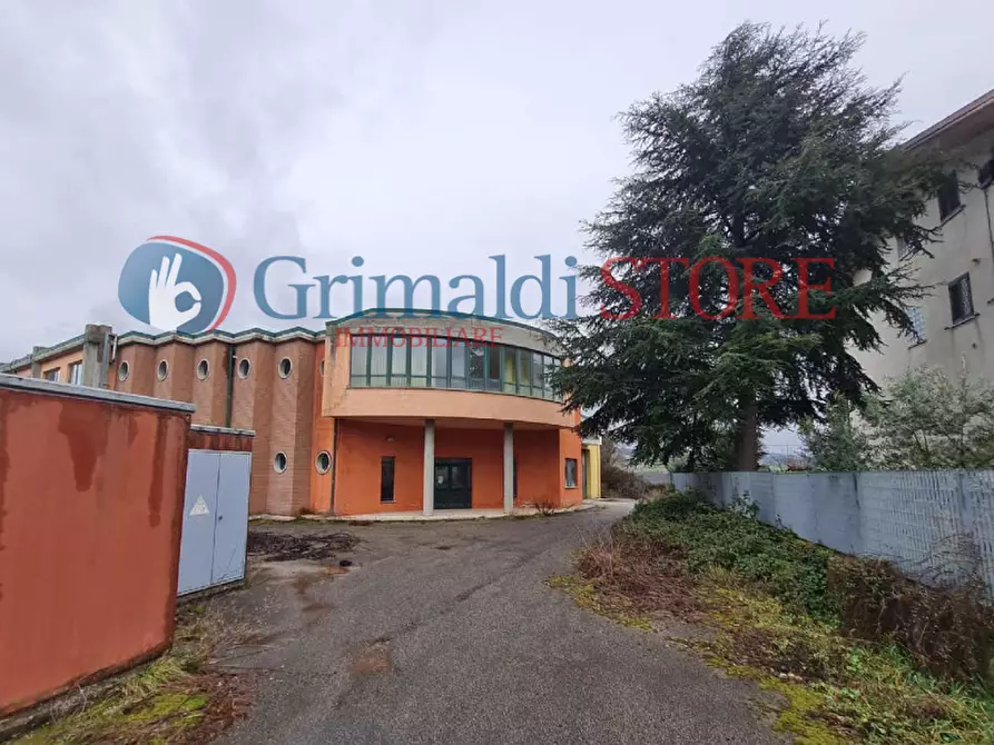 locale commerciale in vendita a Contrada