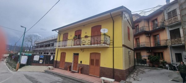 casa indipendente in vendita a Contrada