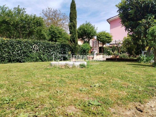 casa indipendente in vendita a Contrada