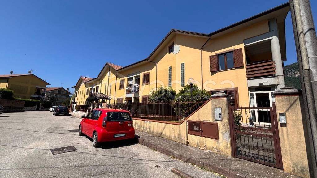 casa indipendente in vendita a Contrada