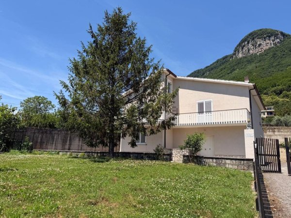 casa indipendente in vendita a Contrada