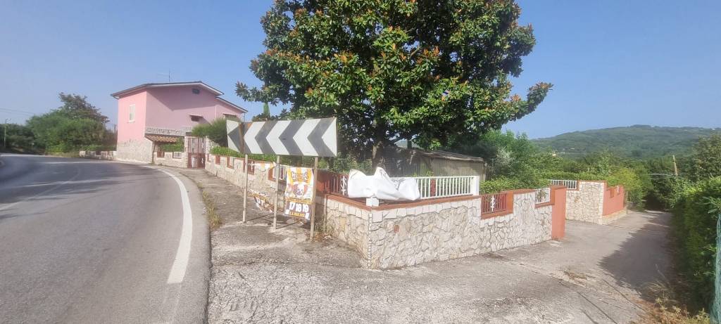 casa indipendente in vendita a Contrada