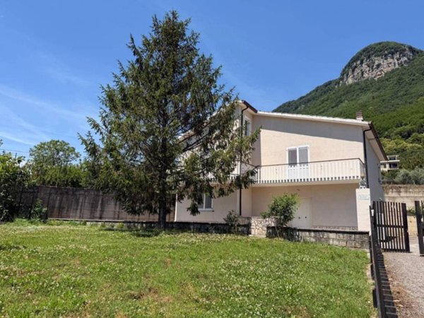 casa indipendente in vendita a Contrada