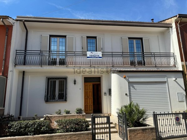 casa indipendente in vendita a Fontanarosa