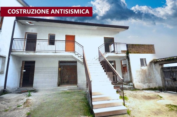 casa indipendente in vendita a Forino in zona Petruro