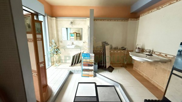 locale commerciale in vendita a Forino