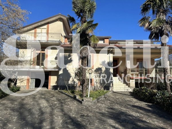 casa indipendente in vendita a Forino in zona Petruro