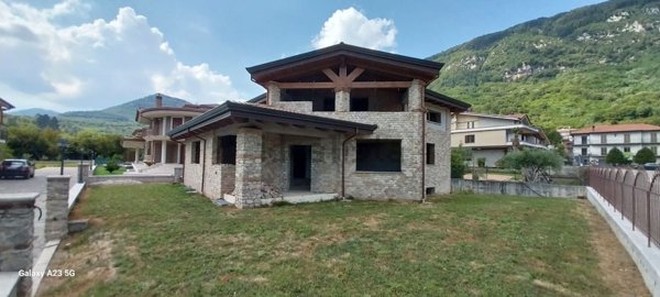 casa indipendente in vendita a Forino in zona Petruro