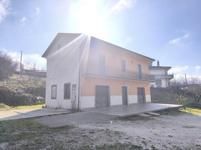 casa indipendente in vendita a Frigento