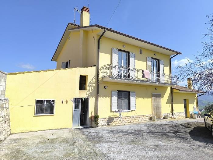 casa indipendente in vendita a Frigento