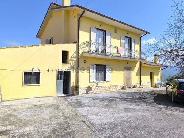 casa indipendente in vendita a Frigento