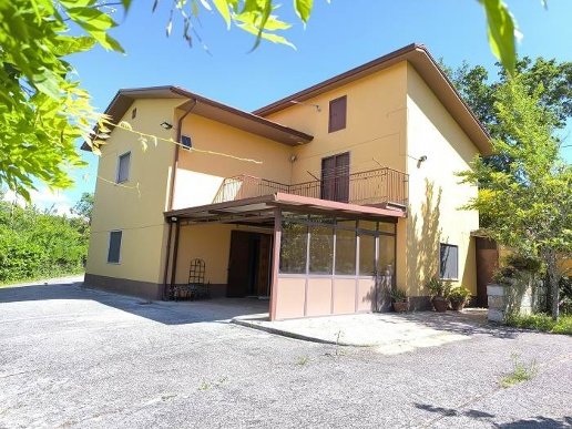 casa indipendente in vendita a Frigento