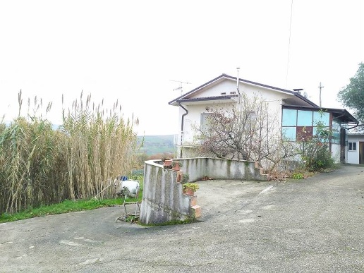 casa indipendente in vendita a Frigento in zona Pila ai Piani