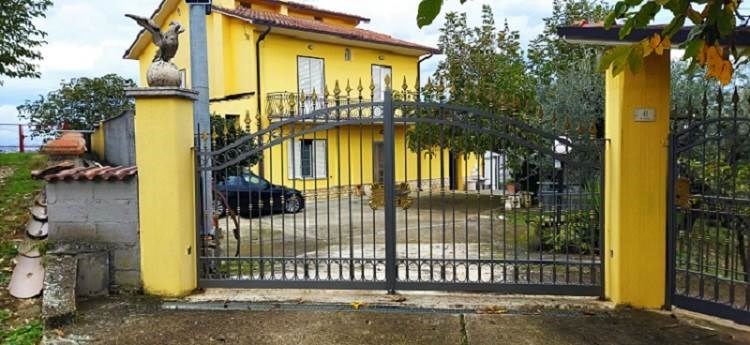 casa indipendente in vendita a Frigento in zona Pila ai Piani