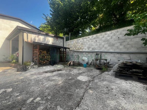 locale commerciale in vendita a Greci