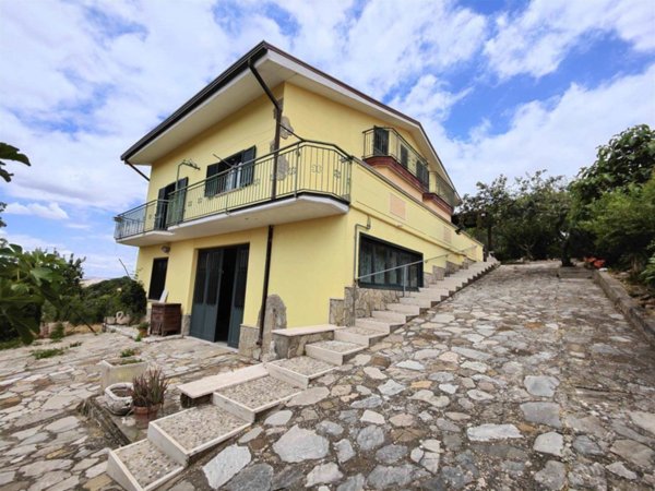 casa indipendente in vendita a Lacedonia