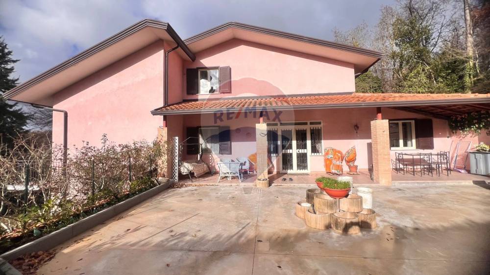 casa indipendente in vendita a Lioni