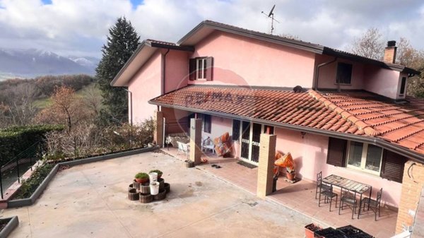 casa indipendente in vendita a Lioni
