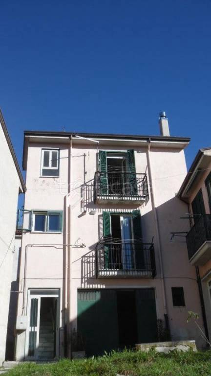 casa indipendente in vendita a Lioni