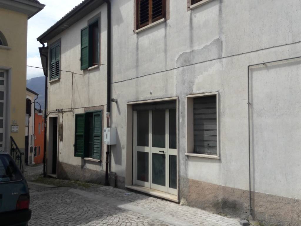 pentavano in vendita a Lioni