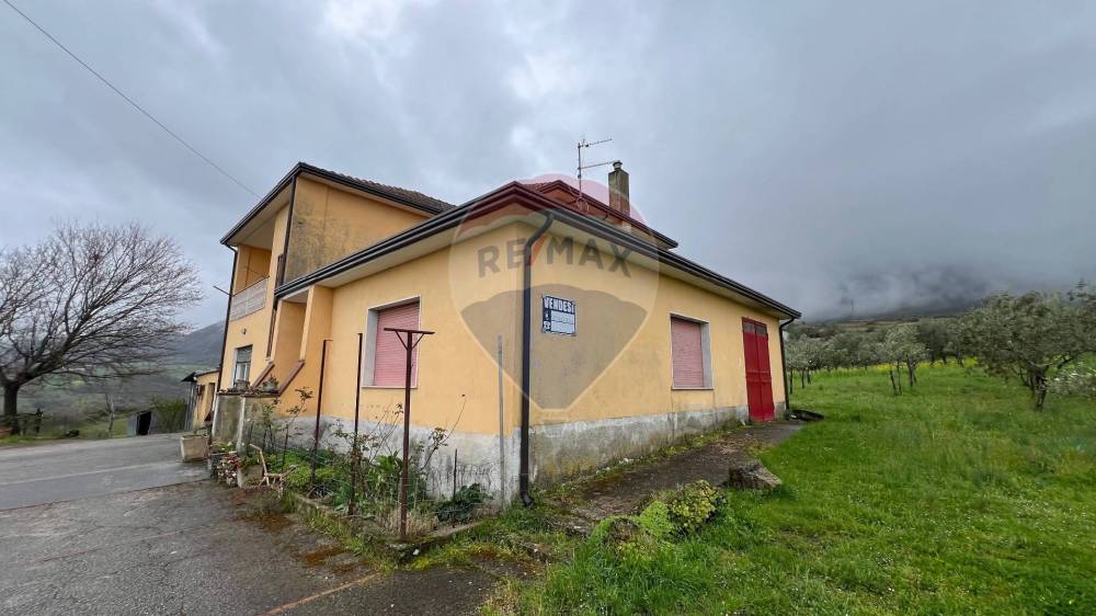 casa indipendente in vendita a Lioni