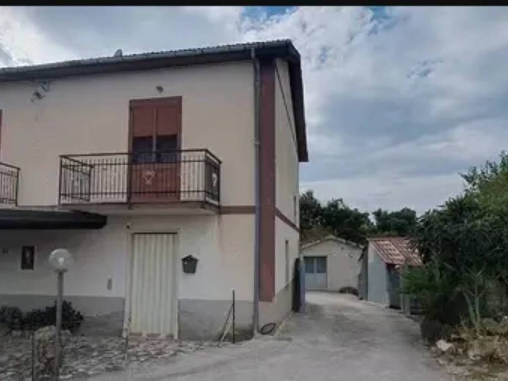 casa indipendente in vendita a Lioni