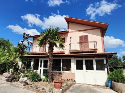 casa indipendente in vendita a Lioni
